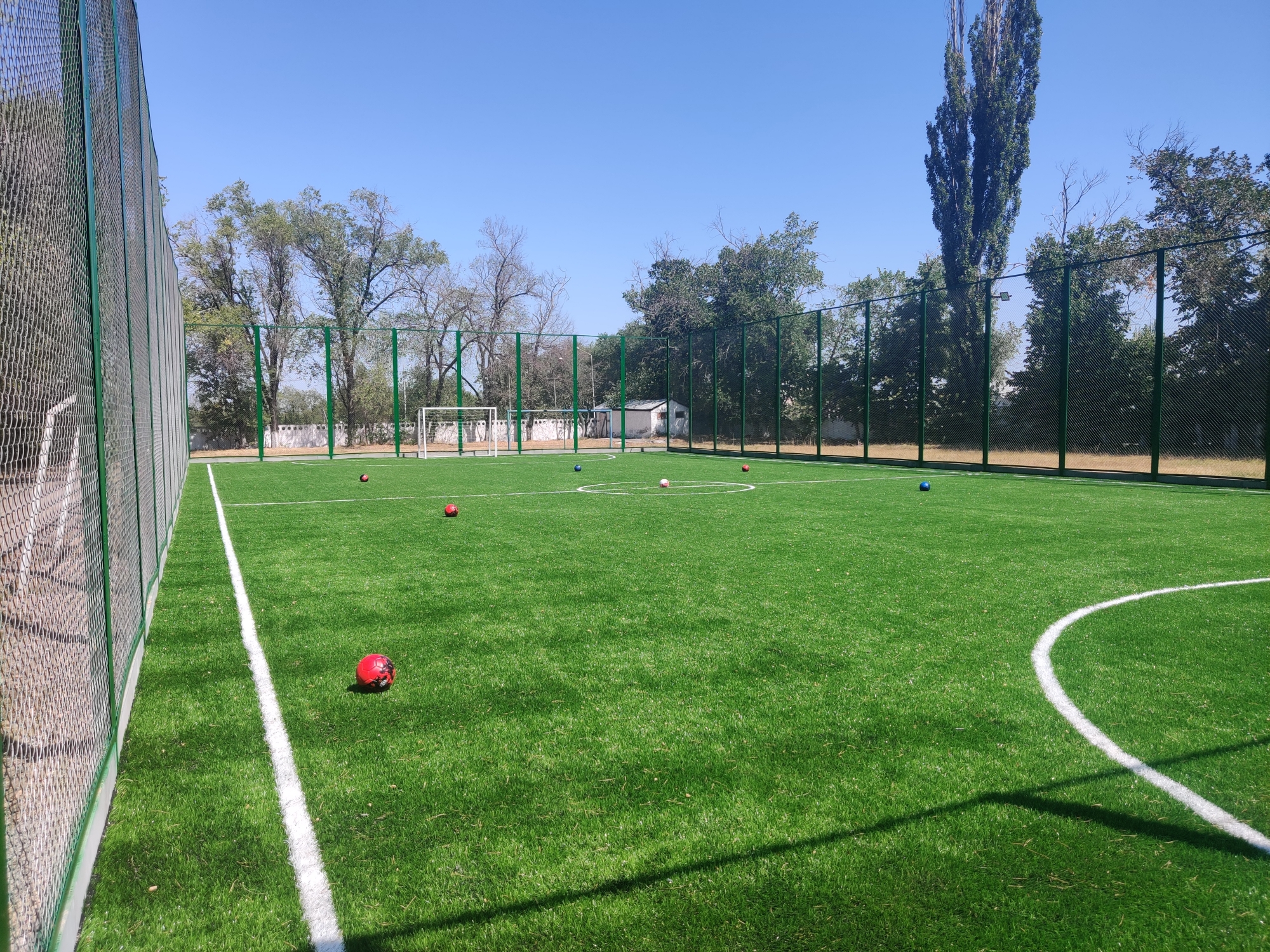 Новое футбольное поле в СШИ для детей с нарушениями интеллекта г.Есик